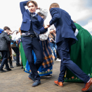 Kongeparet ser på dansere fra ungdomstrinnet fra Bindalseidet- og Terråk skole. Foto: Annika Byrde / NTB